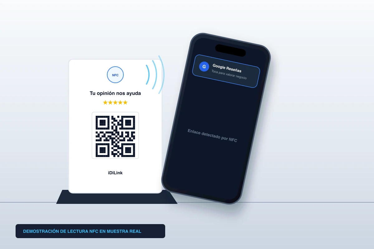 Smartphone acercándose a la zona NFC de un soporte de sobremesa iDiLink